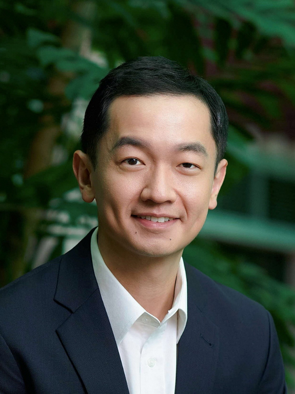 Portrait photo of Mr Zed Teo.